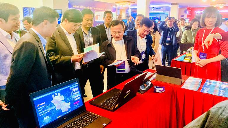 Các đại biểu tham quan giải pháp chuyển đổi số của huyện An Dương.