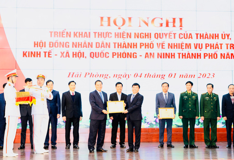 Đồng chí Nguyễn Văn Tùng, Phó Bí thư Thành ủy, Chủ tịch UBND thành phố Hải Phòng trao bằng khen tặng các đơn vị tiêu biểu.