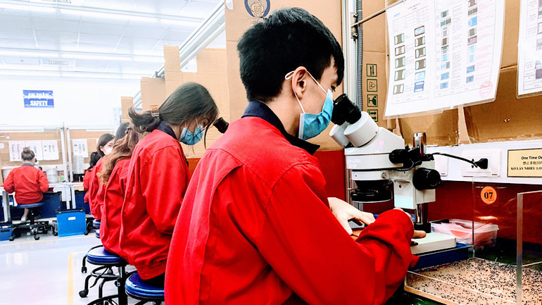 Công nhân làm việc tại doanh nghiệp FDI trong Khu công nghiệp Vsip Hải Phòng.