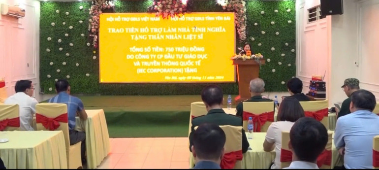 Quang cảnh buổi lễ trao kinh phí hỗ trợ làm Nhà tình nghĩa