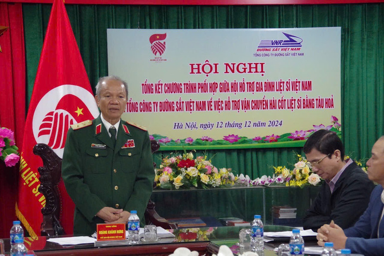 Trung tướng Hoàng Khánh Hưng, Chủ tịch Hội Hỗ trợ gia đình liệt sĩ Việt Nam chủ trì Hội nghị.