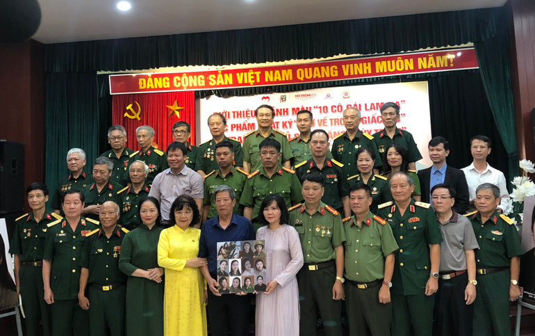 Đại diện Bảo tàng Phụ nữ Việt Nam tiếp nhận di ảnh phục dựng 10 nữ liệt sĩ dân quân Lam Hạ.