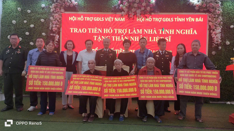 Trung tướng Hoàng Khánh Hưng và đại diện nhà tài trợ trao số tiền tượng trưng cho các gia đình liệt sĩ