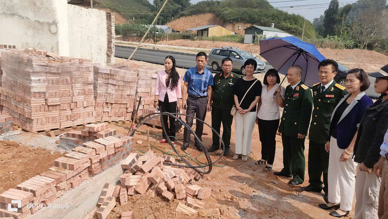 Các đại biểu thăm công trình xây dựng Nhà tình nghĩa của mẹ liệt sĩ Nguyễn Thị Sáng, thôn Thanh Lương, xã Tân Thịnh, thành phố Yên Bái