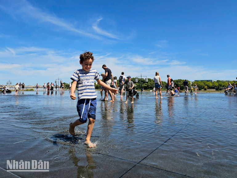 Để tránh tình trạng căng thẳng do thường xuyên sử dụng thiết bị di dộng trong học tập, phụ huynh cũng chú trọng đưa con em mình tham gia các hoạt động giải trí ngoài trời. (Ảnh: MINH DUY)