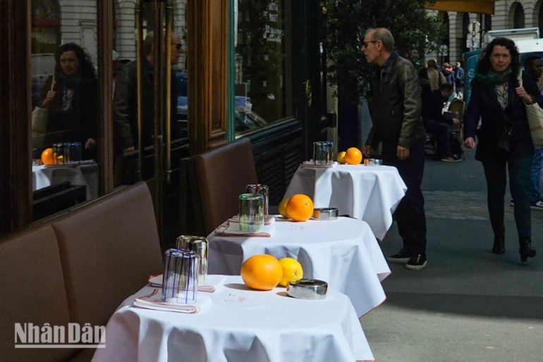 Nhà hàng, quán xá trên đường phố Paris chung cảnh "im lìm" trong một thời gian dài do người dân thắt chặt chi tiêu sau đại dịch. (Ảnh: MINH DUY)