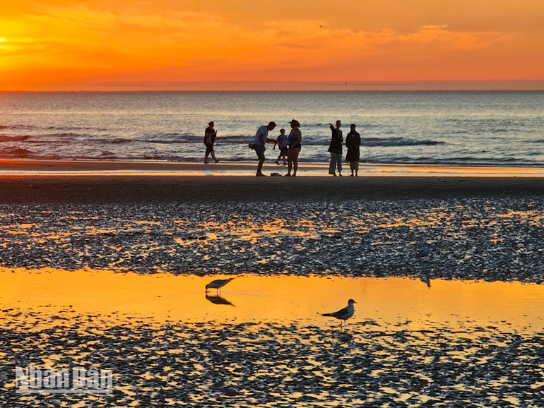 Sau đại dịch, người dân Pháp tìm kiếm những kỳ nghỉ tiết kiệm chi phí, và tắm biển là một lựa chọn lý tưởng. (Ảnh: MINH DUY)
