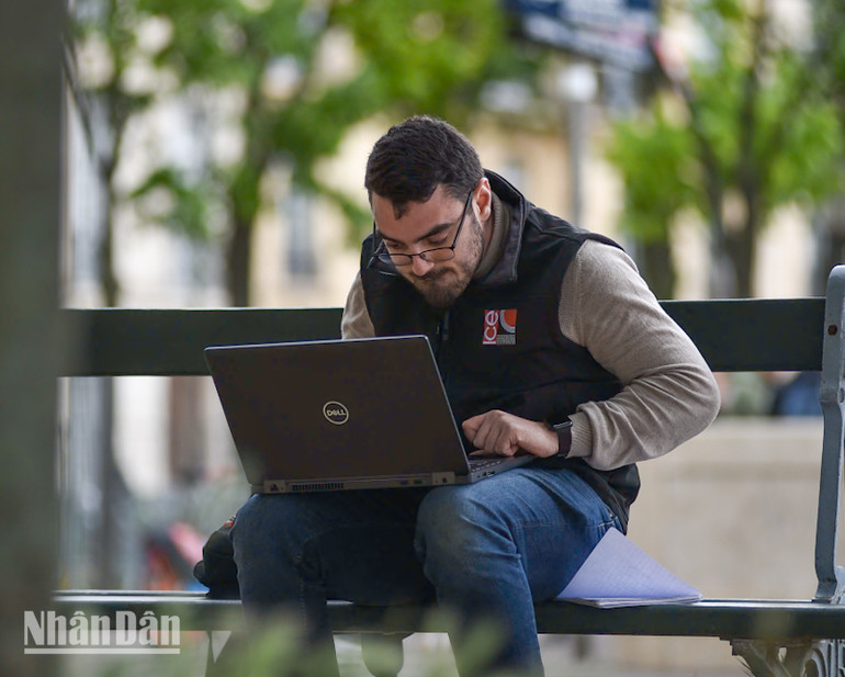 Để tránh tình trạng cảm thấy không thoải mái khi ở quá lâu trong một không gian chật hẹp, nhiều người chọn giải pháp làm việc ở ngoài trời như công viên, vườn hoa công cộng... (Ảnh: MINH DUY)