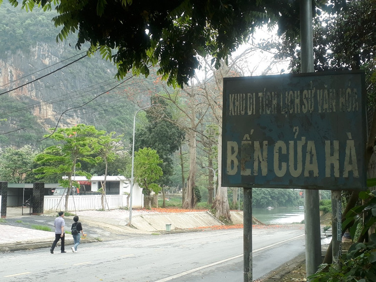 Tấm bia di tích đã in dấu thời gian. Tấm bia di tích đã in dấu thời gian.