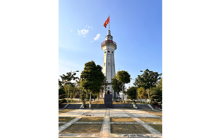 Cột cờ cao 31,43m tại Trạm Biên phòng Lũng Pô. Cột cờ cao 31,43m tại Trạm Biên phòng Lũng Pô.