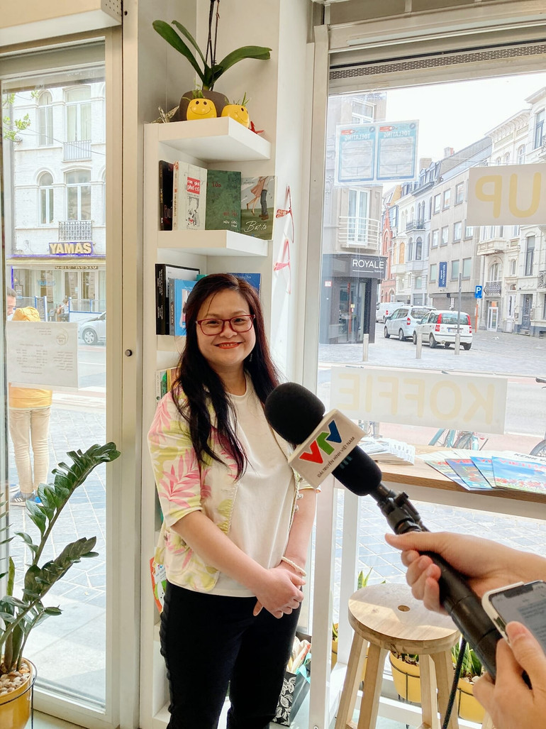 Nhà văn Kiều Bích Hương trả lời phỏng vấn của Đài ttruyền hình Việt Nam tại sự kiện khai trương Tủ sách Việt trong nhà hàng Việt tại Ostende (Bỉ). Ảnh:NVCC