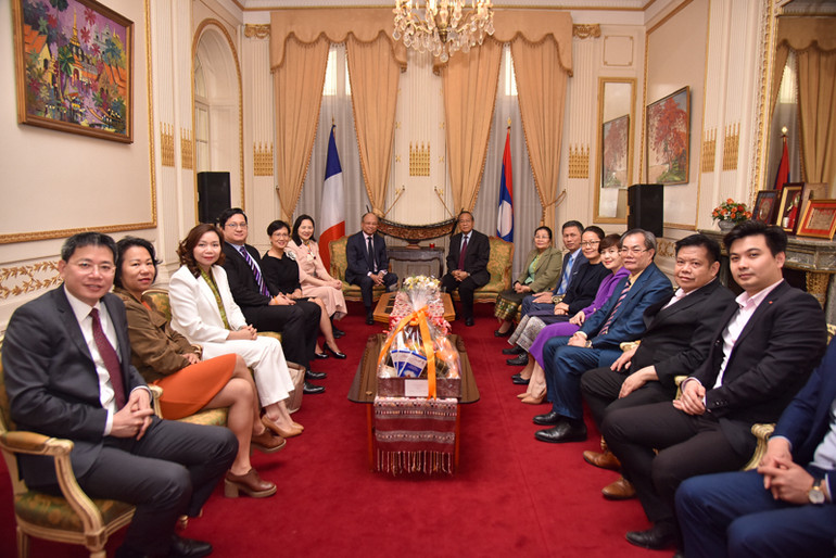 Đại sứ Lào Kham-Inh Khitchadeth cho biết, hoạt động thăm hỏi, chúc mừng lẫn nhau giữa hai Đại sứ quán Việt Nam và Lào giúp các cán bộ ngoại giao trẻ ý thức rõ trách nhiệm trong việc bảo vệ và gìn giữ mối quan hệ hữu nghị vô giá này. (Ảnh: MINH DUY)