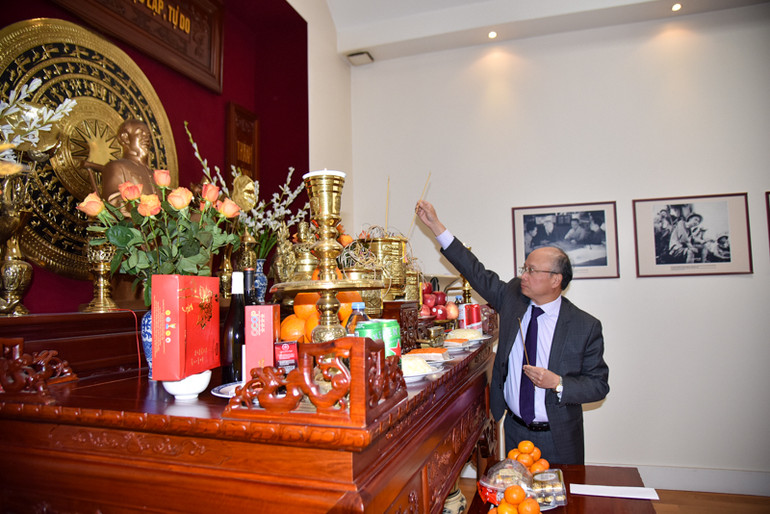 Đại sứ Đinh Toàn Thắng dâng hương tưởng niệm các vị Vua Hùng, Chủ tịch Hồ Chí Minh và các bậc tiền nhân đã có công gây dựng đất nước. (Ảnh: MINH DUY)