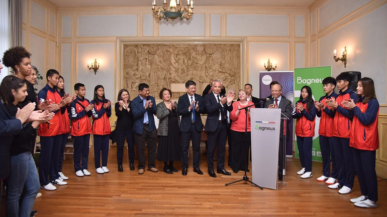 Đại sứ Đinh Toàn Thắng chúc đoàn tuyển trẻ taekwondo Việt Nam có những ngày tập huấn hiệu quả tại thành phố Bagneux. (Ảnh: MINH DUY) Đại sứ Đinh Toàn Thắng chúc đoàn tuyển trẻ taekwondo Việt Nam có những ngày tập huấn hiệu quả tại thành phố Bagneux. (Ảnh: MINH DUY)