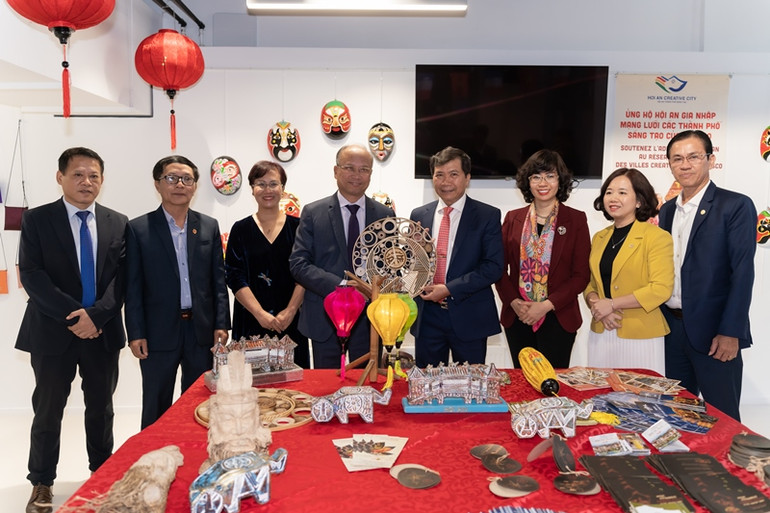 Chủ tịch UBND thành phố Hội An Nguyễn Văn Sơn gửi tặng quà lưu niệm tới Đại sứ Việt Nam tại Pháp Đinh Toàn Thắng và Đại sứ - Trưởng phái đoàn Việt Nam bên cạnh UNESCO Lê Thị Hồng Vân. Chủ tịch UBND thành phố Hội An Nguyễn Văn Sơn gửi tặng quà lưu niệm tới Đại sứ Việt Nam tại Pháp Đinh Toàn Thắng và Đại sứ - Trưởng phái đoàn Việt Nam bên cạnh UNESCO Lê Thị Hồng Vân.