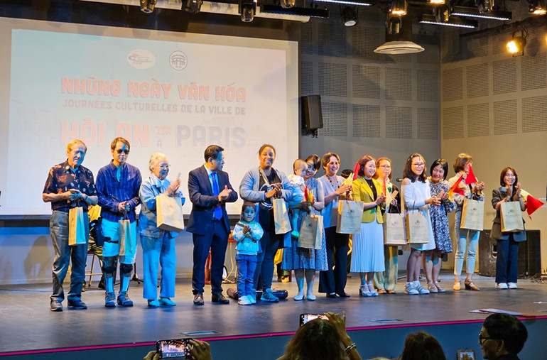 Những khán giả may mắn của trò chơi hô hát Bài Chòi. Những khán giả may mắn của trò chơi hô hát Bài Chòi.