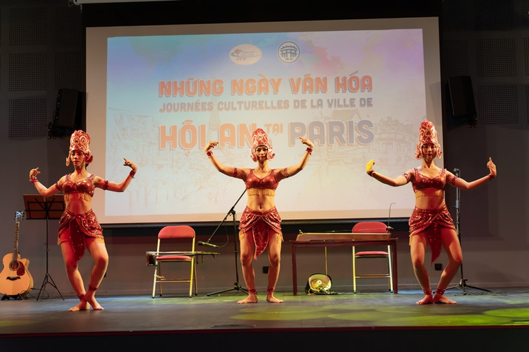 Vũ điệu truyền thống của Vũ nữ thiên tiên Apsara phản ánh đời sống tâm linh của người Chăm-pa. Vũ điệu truyền thống của Vũ nữ thiên tiên Apsara phản ánh đời sống tâm linh của người Chăm-pa.