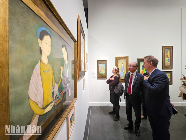 Đại sứ Việt Nam tại Pháp Đinh Toàn Thắng và Giám đốc Bảo tàng Cernuschi, ông Éric Lefebvre, tham quan triển lãm. (Ảnh: KHẢI HOÀN)
