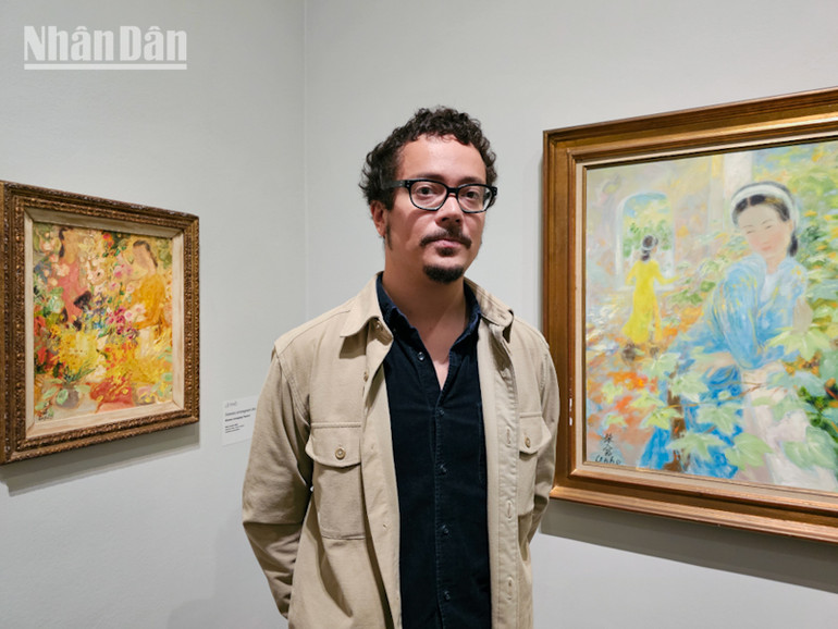 Bản thân anh Louis Lê Kim, cháu nội họa sĩ Lê Phổ, cũng là một nghệ sĩ, tìm thấy nguồn cảm hứng từ những bức tranh trong buổi triển lãm. (Ảnh: MINH DUY)