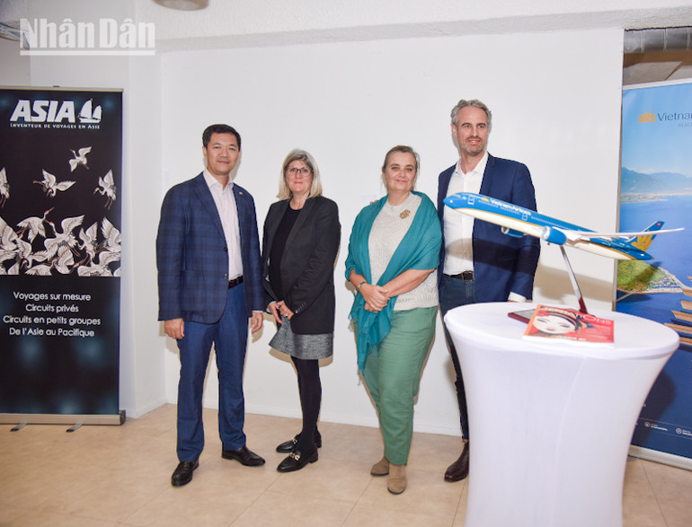 Chi nhánh Vietnam Airlines tại Pháp và châu Âu và Công ty du lịch Asia đồng tổ chức sự kiện gặp mặt doanh nghiệp. (Ảnh: MINH DUY)