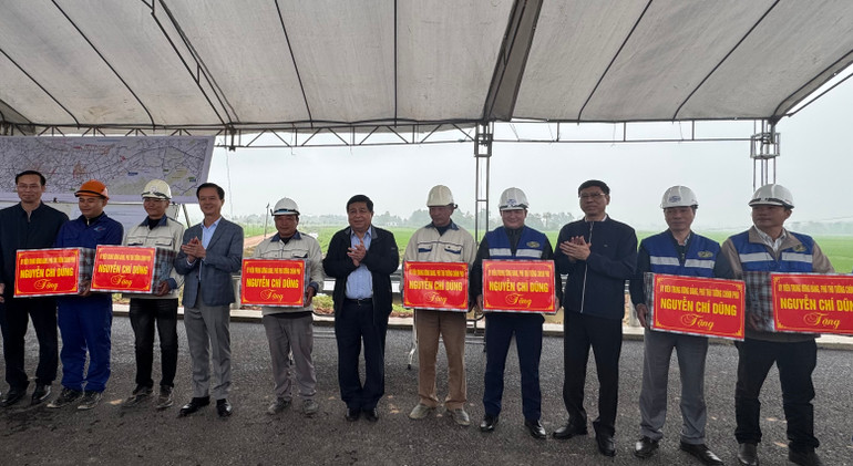 Phó Thủ tướng Chính phủ Nguyễn Chí Dũng cùng các thành viên đoàn công tác tặng quà, động viên lực lượng thi công hai dự án hợp phần cao tốc bắc nam đoạn qua Hà Tĩnh.