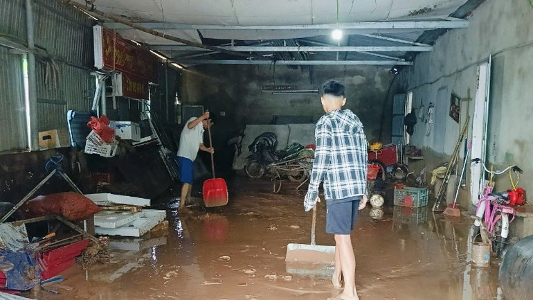 Các hộ dân trên địa bàn Hà Tĩnh chủ động khắc phục những thiệt hại do mưa lũ gây ra.