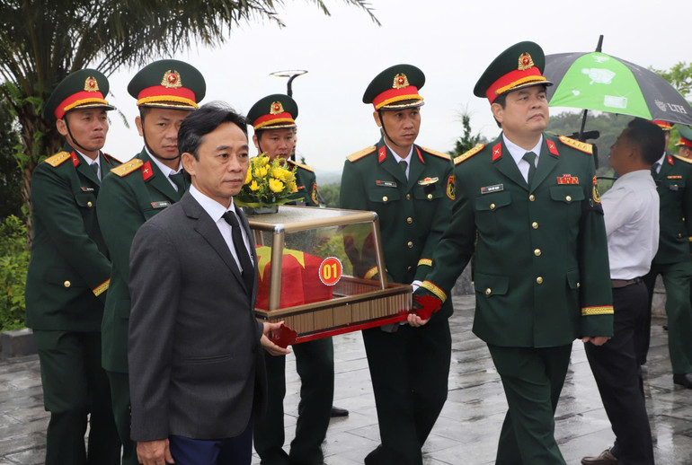 Các đại biểu di chuyển hài cốt các liệt sĩ tới an táng tại các phần mộ.