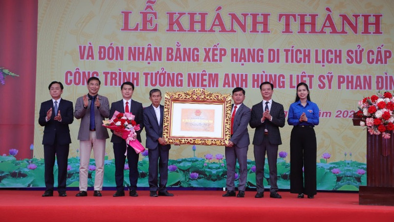 Đại diện lãnh đạo tỉnh Hà Tĩnh trao bằng công nhận di tích lịch sử cấp tỉnh Nhà tưởng niệm Phan Đình Giót.