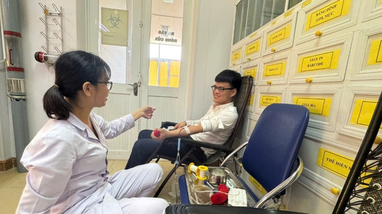 Các tình nguyện viên trực tiếp đến hiến máu tại Bệnh viện đa khoa Hà Tĩnh.