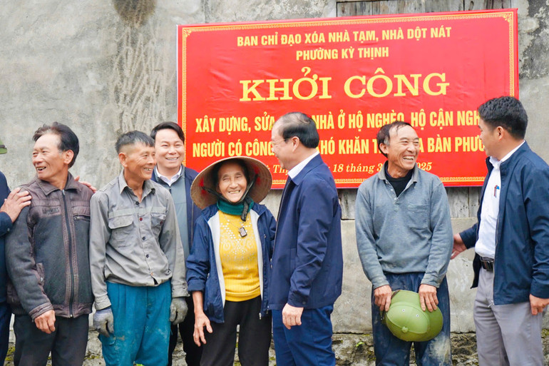 Các tổ công tác của Thị ủy Kỳ Anh thường xuyên bám nắm địa phương, đôn đốc, hỗ trợ bà con đẩy nhanh tiến độ xây dựng, sửa chữa nhà mới.