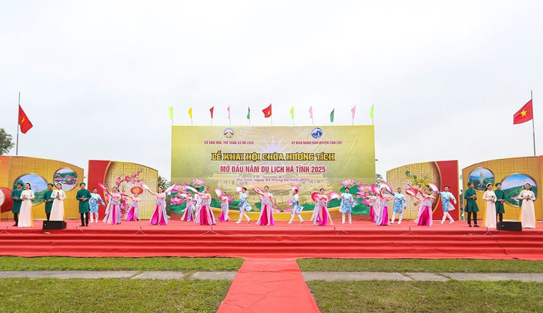 Chương trình biểu diễn nghệ thuật tại lễ khai hội chùa Hương Tích. Chương trình biểu diễn nghệ thuật tại lễ khai hội chùa Hương Tích.