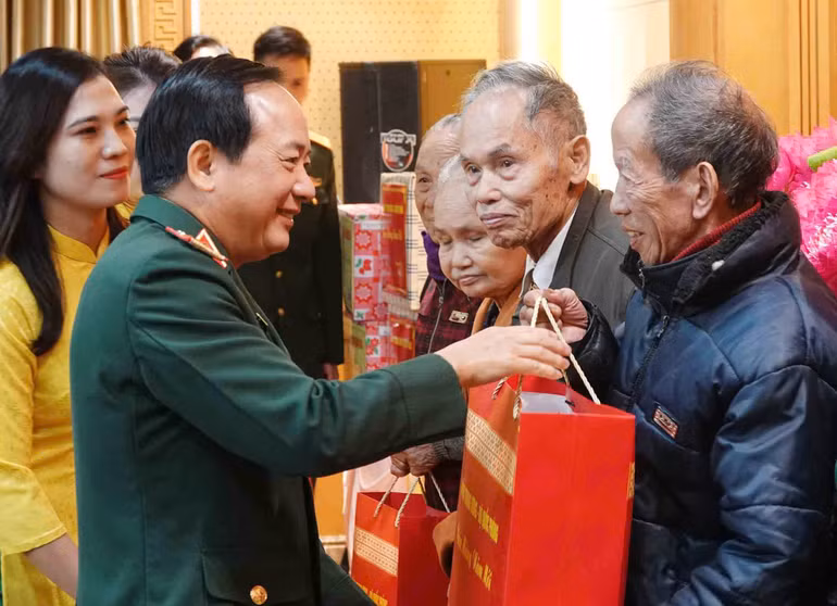 Đồng chí Chủ nhiệm Tổng cục Chính trị Quân đội nhân dân Việt Nam trao quà cho các gia đình chính sách trên địa bàn Hà Tĩnh. Đồng chí Chủ nhiệm Tổng cục Chính trị Quân đội nhân dân Việt Nam trao quà cho các gia đình chính sách trên địa bàn Hà Tĩnh.