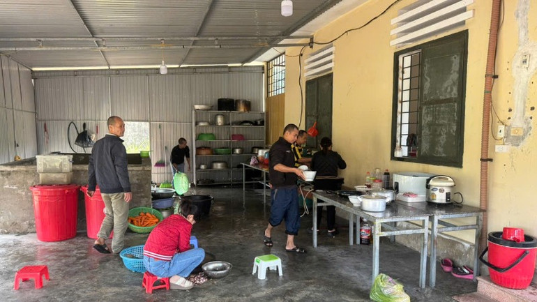 Bếp ăn phục vụ cho hơn 150 người (bao gồm cán bộ quản lý, điều trị và các đối tượng tâm thần) đang được bố trí sơ sài, tạm bợ.