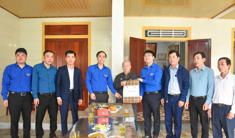 Tuổi trẻ Hà Tĩnh thăm hỏi, tặng quà cho các gia đình chính sách trên địa bàn.