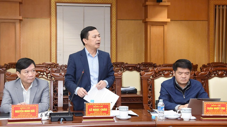 Đồng chí Lê Ngọc Châu, Phó Chủ tịch Ủy ban nhân dân tỉnh báo cáo Đề án thành lập Trung tâm Bảo vệ, chăm sóc sức khỏe cán bộ tỉnh trực thuộc Sở Y tế tại cuộc họp của Ban Chỉ đạo tỉnh Hà Tĩnh tổng kết việc thực hiện Nghị quyết 18-NQ/TW.