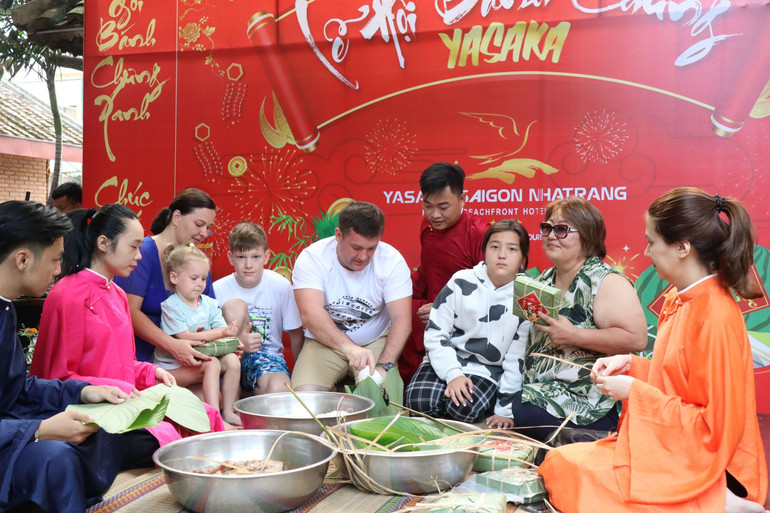 Khách du lịch quốc tế trải nghiệm hoạt động gói bánh chưng ở khách sạn Yasaka Saigon - Nha Trang.