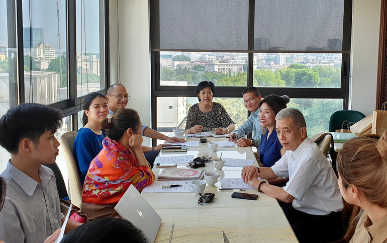 Những cuộc trò chuyện vẫn luôn tiếp diễn.