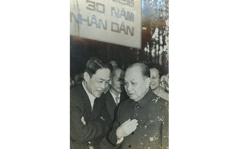 Nhà báo Quang Đạm (khi đã nghỉ hưu) chụp ảnh cùng đồng chí Trường Chinh tại lễ kỷ niệm 30 năm Ngày Báo Nhân Dân ra số đầu. Nhà báo Quang Đạm (khi đã nghỉ hưu) chụp ảnh cùng đồng chí Trường Chinh tại lễ kỷ niệm 30 năm Ngày Báo Nhân Dân ra số đầu.