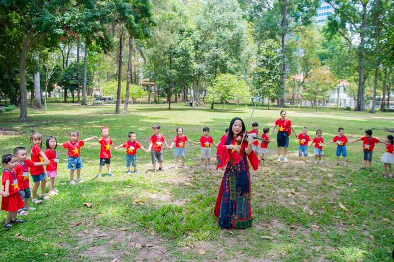 Một hình ảnh trong MV "Đất nước trọn niềm vui" của Trịnh Minh Hiền. Ảnh: NVCC Một hình ảnh trong MV "Đất nước trọn niềm vui" của Trịnh Minh Hiền. Ảnh: NVCC