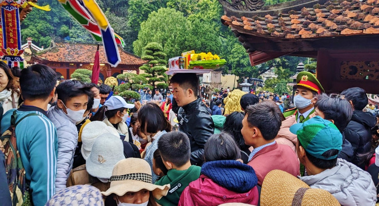 Đông đảo du khách đến lễ hội Chùa Hương năm nay. Ảnh: Lê Sơn