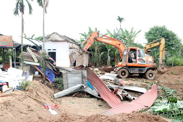 Lực lượng chức năng tiến hành cưỡng chế, thu hồi đất tại xã Cẩm Chế, huyện Thanh Hà, Hải Dương để xây dựng khu dân cư. Ảnh: TTXVN