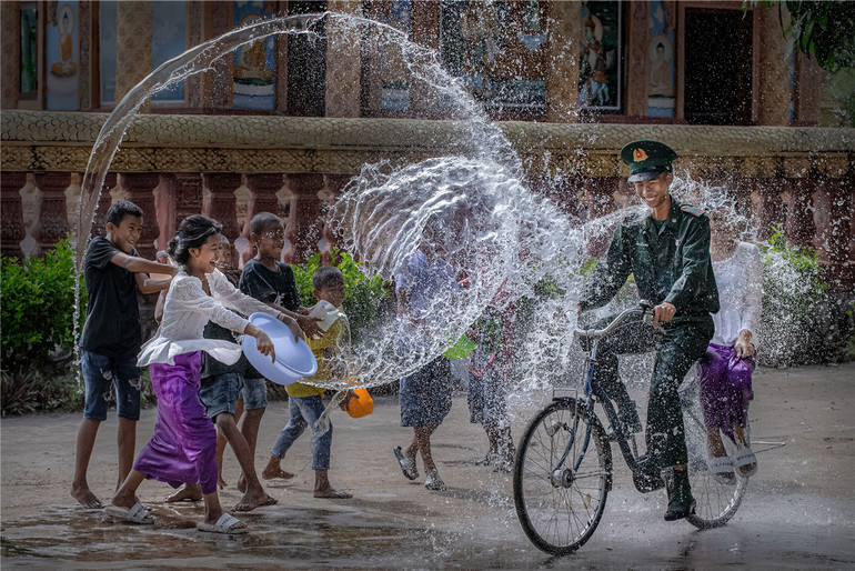 Nguyễn Hoàng Nam, Vui ngày hội té nước Khmer Nam Bộ, Huy chương Vàng cuộc thi ảnh nghệ thuật cấp quốc gia "Tự hào một Dải biên cương" năm 2022. Nguyễn Hoàng Nam, Vui ngày hội té nước Khmer Nam Bộ, Huy chương Vàng cuộc thi ảnh nghệ thuật cấp quốc gia "Tự hào một Dải biên cương" năm 2022.