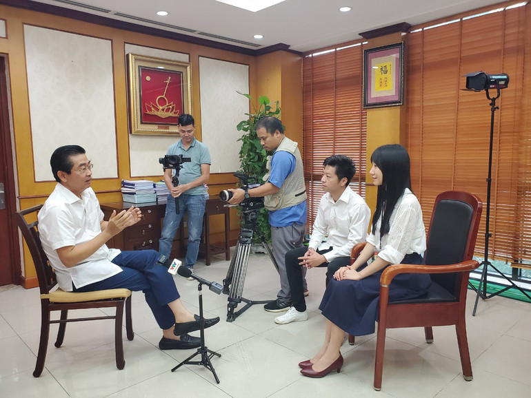 Hai đạo diễn phỏng vấn Phó Trưởng ban thường trực Ban Nội chính Trung ương Võ Văn Dũng. Ảnh: NVCC