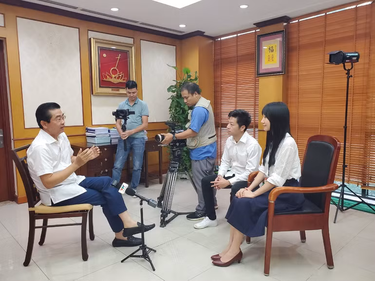 Hai đạo diễn phỏng vấn Phó Trưởng ban thường trực Ban Nội chính Trung ương Võ Văn Dũng. Ảnh: NVCC