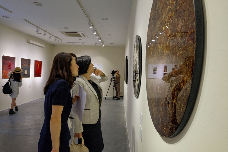 Không gian trưng bày triển lãm Trăng của Ando Saeko. Nguồn: BTC