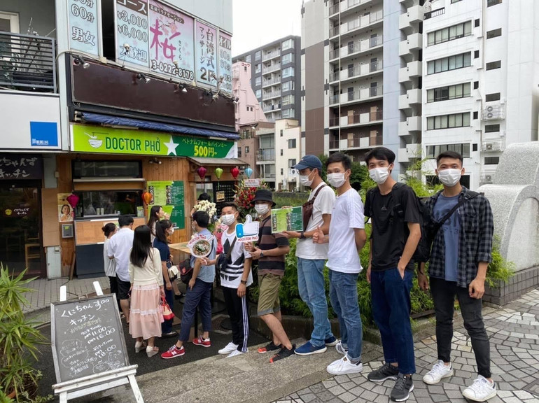 Khách xếp hàng trước tiệm phở của vợ chồng chị Ngọc. Ảnh: NVCC