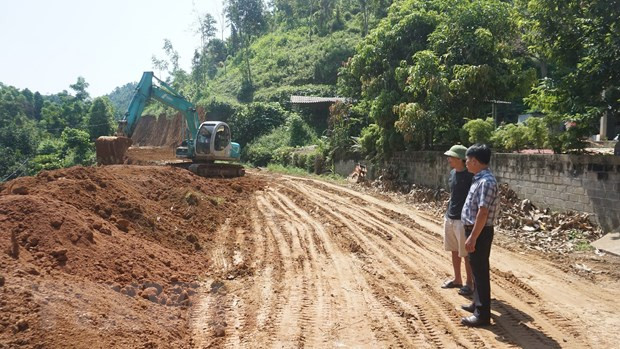 Thi công mở rộng đường giao thông ở thôn Nậm Cắt, xã Xuân Quang, huyện Bảo Thắng, Lào Cai. Ảnh: TTXVN