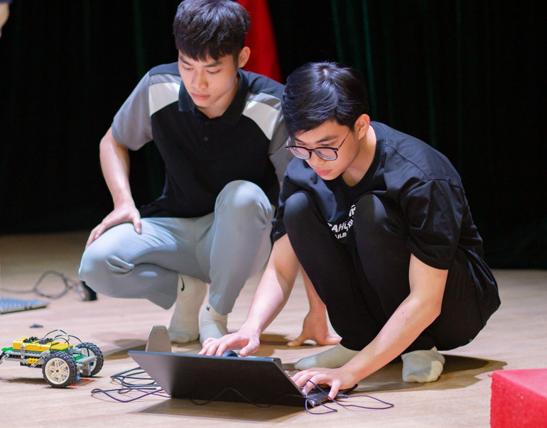 Sinh viên tham dự cuộc thi "Lập trình Robot năm 2023" do Học viện Công nghệ Bưu chính Viễn thông tổ chức. Ảnh: PTIT