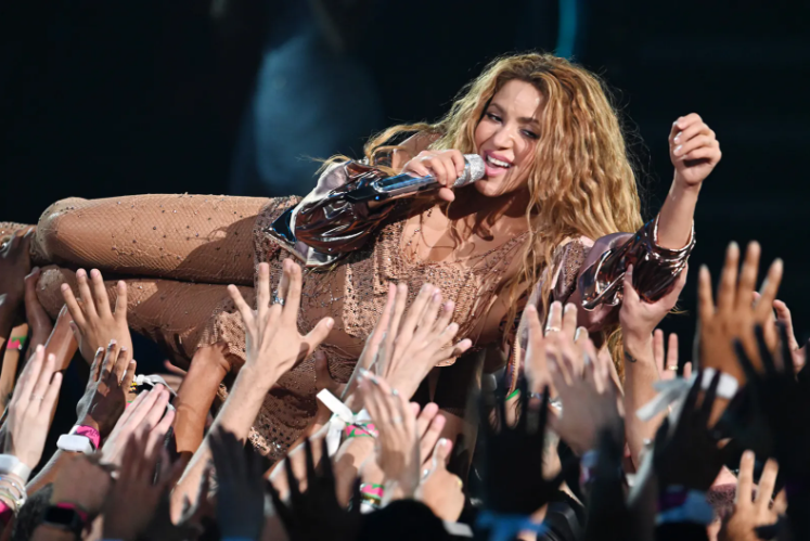 Shakira trình diễn tại lễ trao giải MTV Video Music Awards. Ảnh: Rolling stone