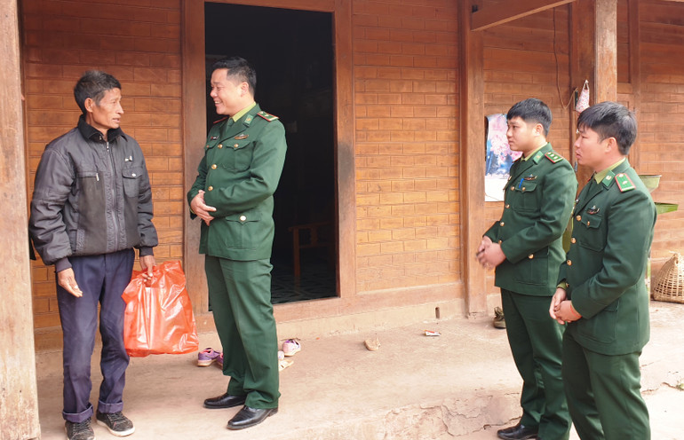 Cán bộ, chiến sĩ đồn A Pa Chải thăm bà con dân bản trong dịp Tết Hà Nhì. Cán bộ, chiến sĩ đồn A Pa Chải thăm bà con dân bản trong dịp Tết Hà Nhì.